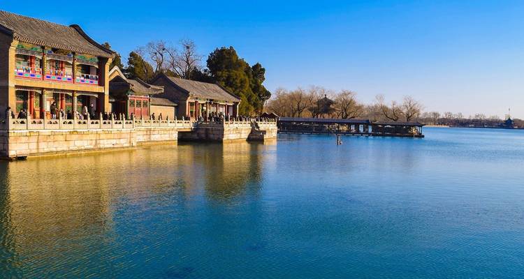 Edificio tradicional chino junto a un lago pintoresco