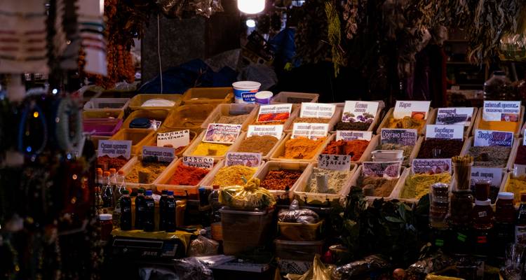 Een marktkraam met verschillende kleurrijke kruiden en specerijen.