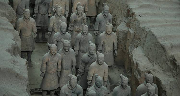 Figuras de Guerreros de Terracota en un foso de excavación.