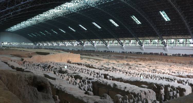 Descripción general de un sitio arqueológico con Guerreros de Terracota en exhibición.