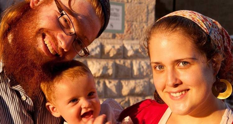 Familienporträt mit einer warmen und fröhlichen Atmosphäre.