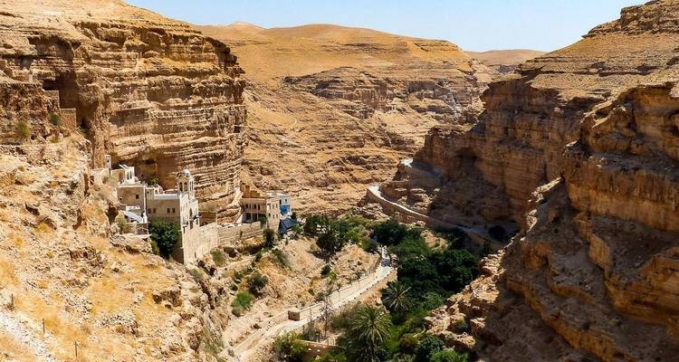 Historisches Kloster, das in eine felsige Canyonlandschaft hineingebaut wurde.