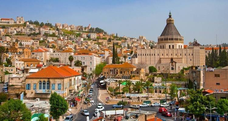 Panoramablick auf eine Stadt mit einer markanten Kathedrale im Zentrum.