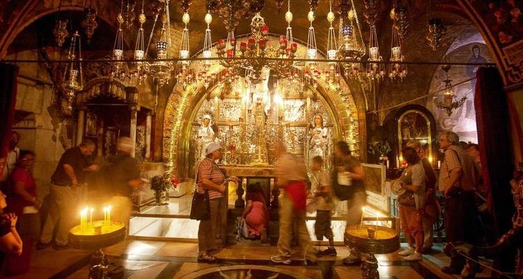 Menschen, die in einer reich geschmückten religiösen Stätte beobachten und interagieren.