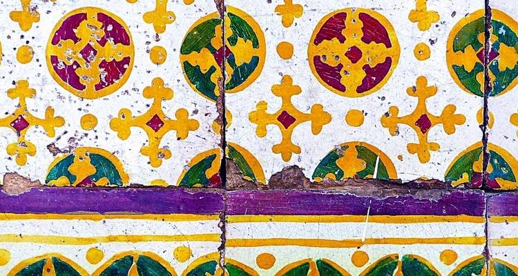 Nahaufnahme von bunten Mosaikfliesen.