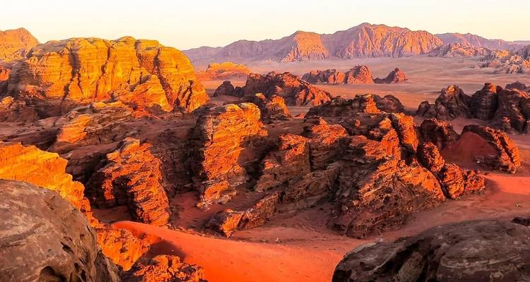 Malerische Aussicht auf rote Felsformationen in einer Wüstenlandschaft.