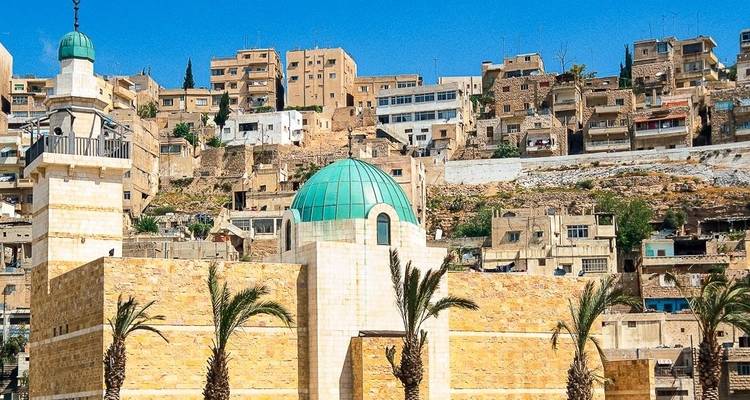 Gebäude mit einer Moschee in einer Stadtlandschaft.