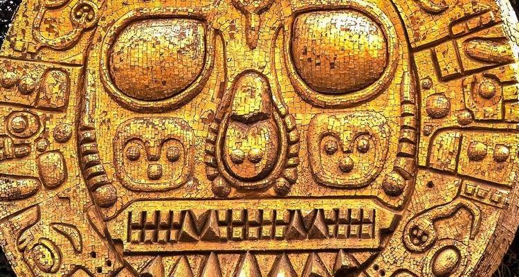 Goldartifakt mit kunstvollen Gravuren