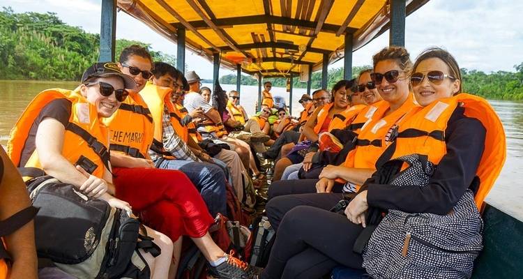 Toeristen die zwemvesten dragen tijdens een boottocht.