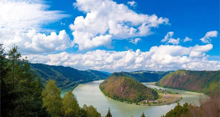 Malerische Aussicht auf einen Fluss, der sich durch ein Tal schlängelt.