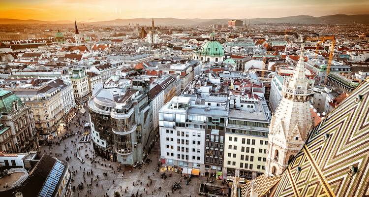 Panoramablick auf die Stadtlandschaft mit historischen Gebäuden.