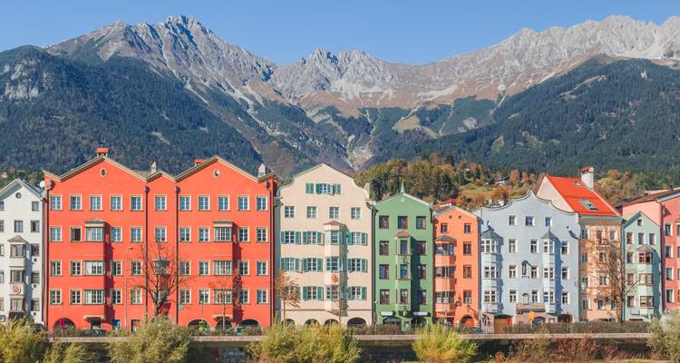 Malerische bunte Gebäude mit Bergkulisse.