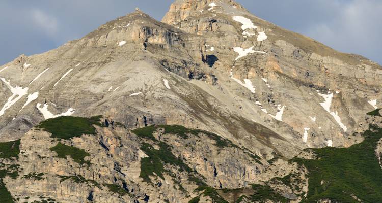 Nahaufnahme eines felsigen Berggipfels.