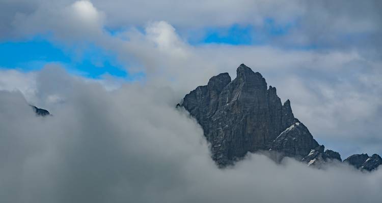 Berggipfel, der aus den Wolken hervorragt.