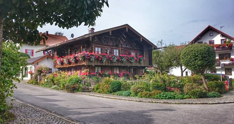 Charmant village avec des maisons traditionnelles en bois et des fleurs.