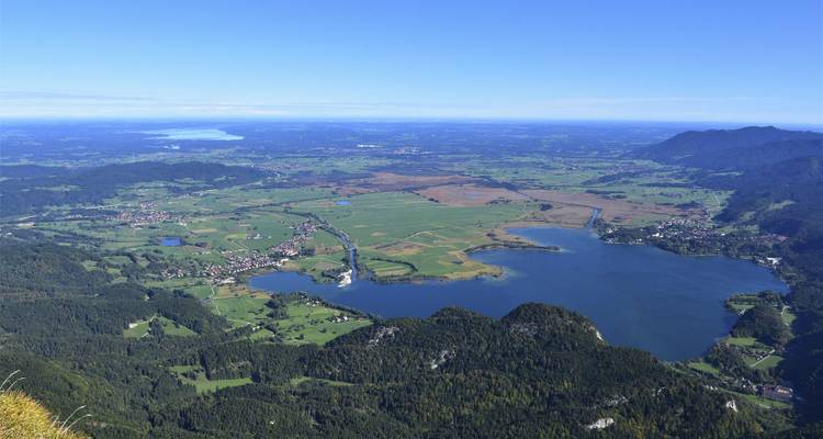 Vue aérienne d'un lac avec les paysages environnants.