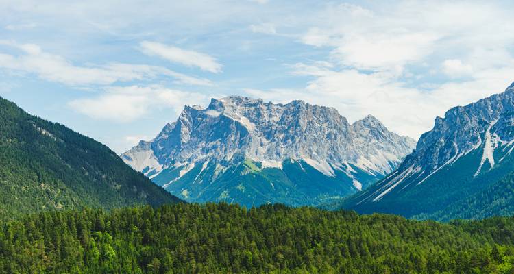 Paysage montagneux spectaculaire avec des forêts denses.