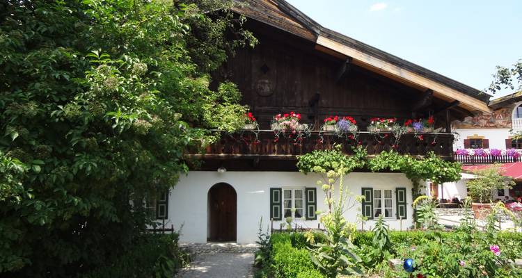 Maison traditionnelle avec décorations florales.