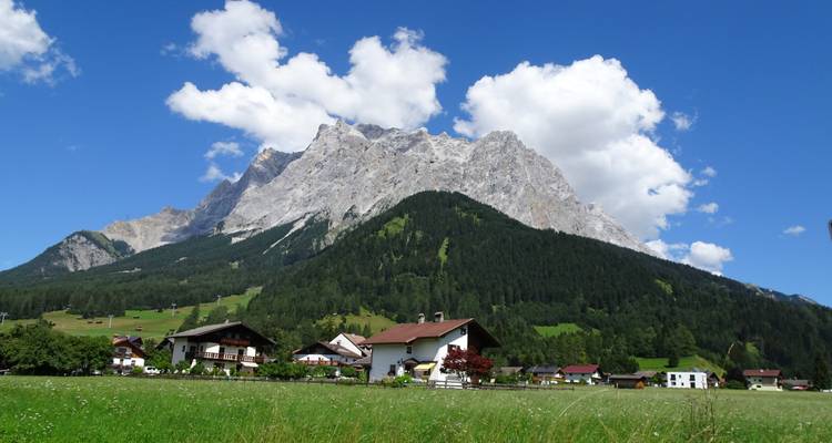 Village au pied d'une montagne imposante.