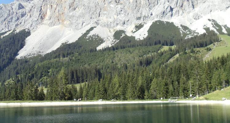 Lac calme avec montagnes environnantes.