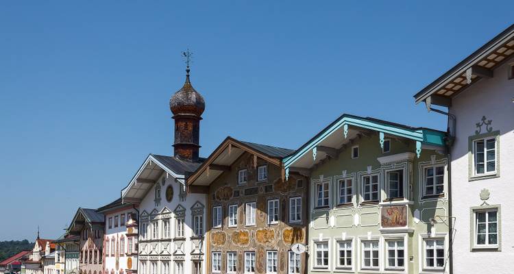 Casas bávaras coloridas y tradicionales bajo un cielo azul claro.