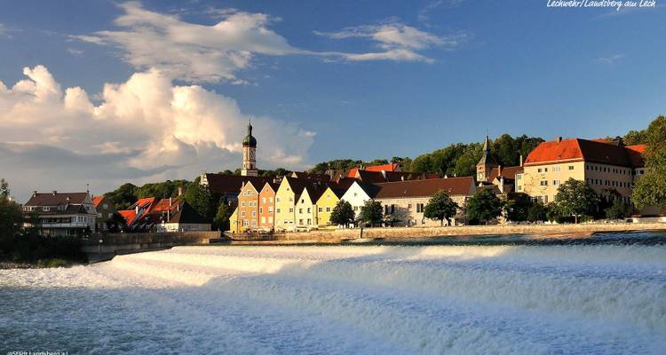 Rivierlandschap met kleurrijke huizen and kerk