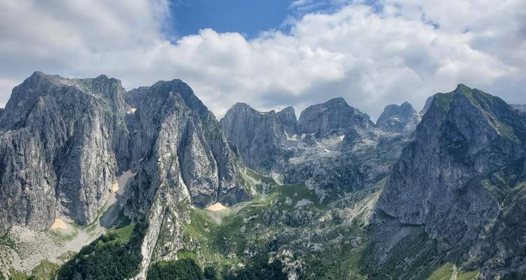 Dramatische Berggipfel mit bewölktem Himmel.