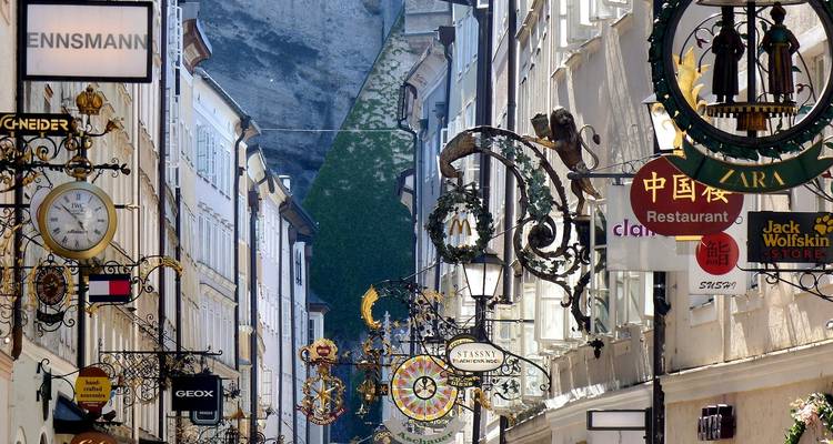 Historische Straße mit traditionellen und modernen Geschäftsfassaden