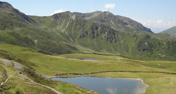 Paysage vallonné avec lacs et sentiers.