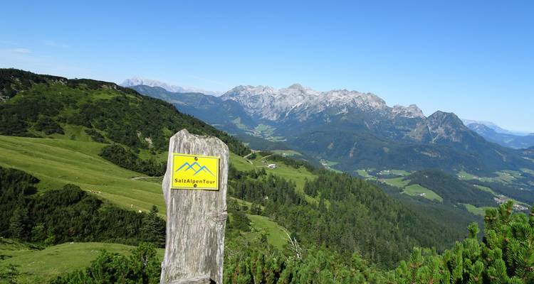 Bergzicht met een wandelpad bord.