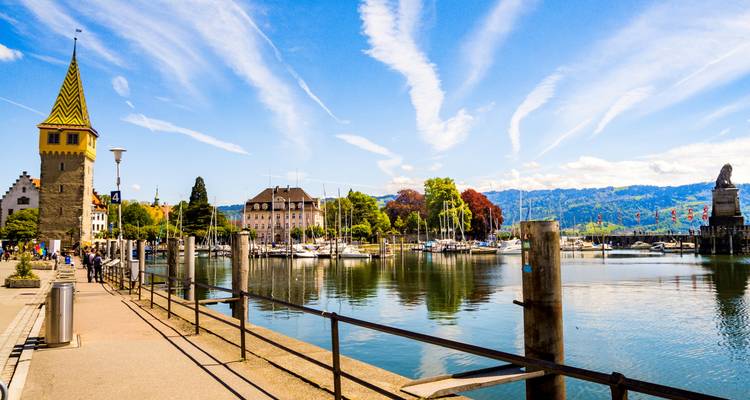 Vista panorámica del Puerto de Lindau con barcos y edificios históricos.