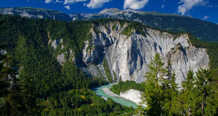 Acantilados dramáticos con un río serpenteante abajo y bosques.