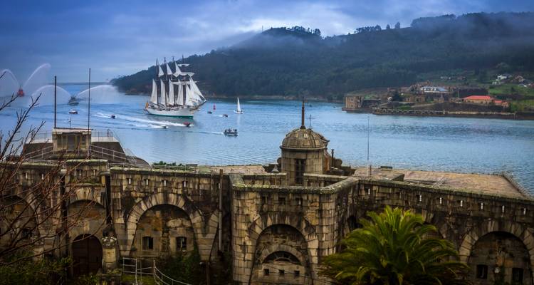 Wunderschöne Bucht mit einer alten Festung und einem Segelschiff.