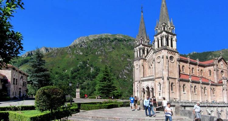 Cathédrale historique devant un paysage montagneux.