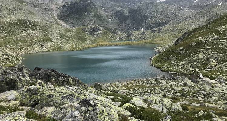 Alpensee umgeben von felsigen Hügeln