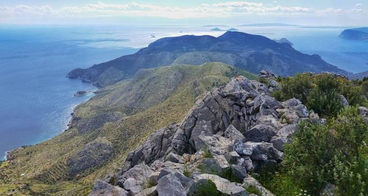 Vue aérienne des crêtes montagneuses et de la mer.