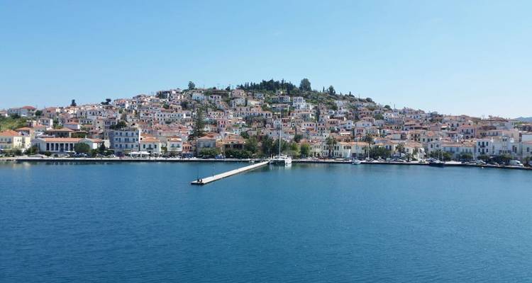 Une ville côtière avec une jetée qui s'étend dans la mer.
