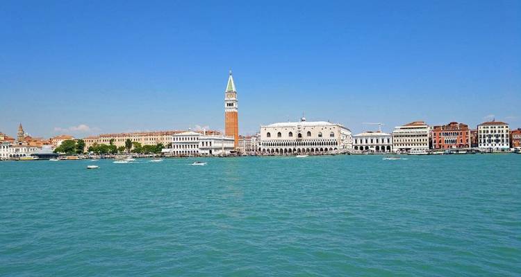 Vista panorámica del horizonte de Venecia a través de una vasta extensión de agua.