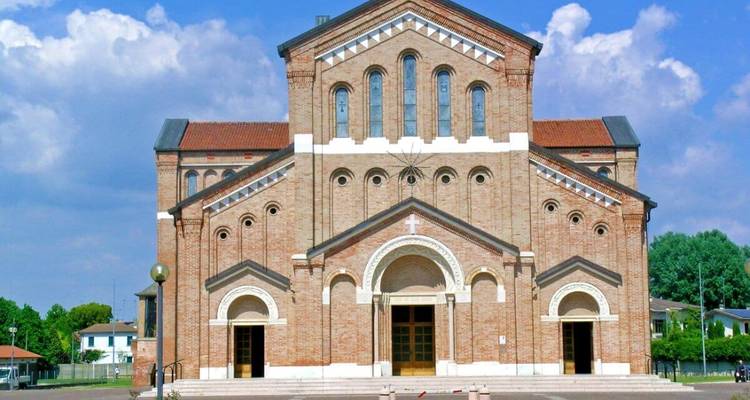 Vista frontal de una gran iglesia de ladrillo.