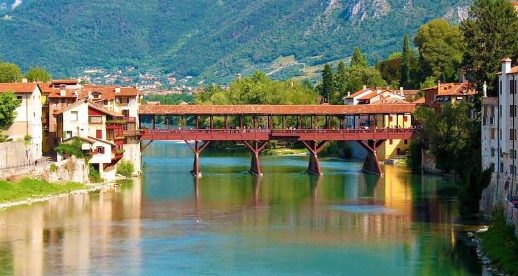 Puente tradicional de madera cubierto sobre un río.