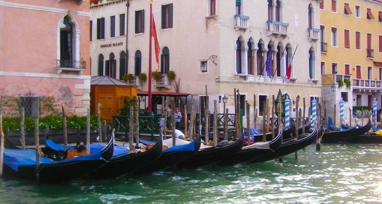Fila de góndolas en un canal en Venecia, Italia.