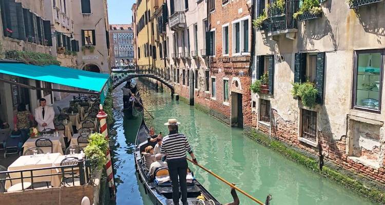 Gondel auf einem Kanal gesäumt von historischen Gebäuden in Venedig.