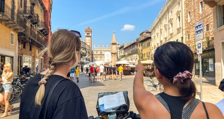 Des gens explorant une ville, pointant vers un site historique