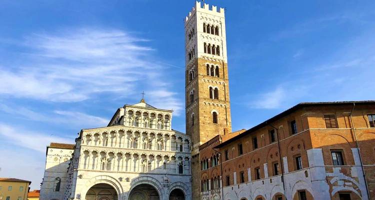 Église historique avec un haut clocher et un ciel dégagé.