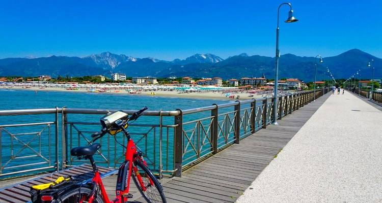 Pier mit malerischem Blick auf den Strand und die Berge.