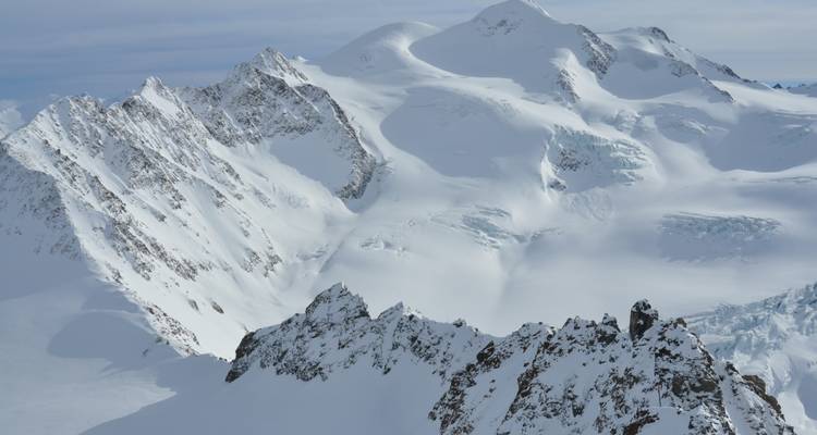 Panoramisch uitzicht op besneeuwde bergkammen.