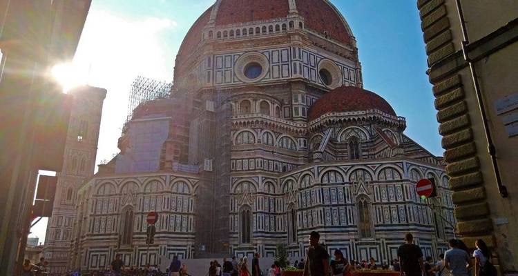 Der berühmte Dom von Florenz mit Menschen im Vordergrund.