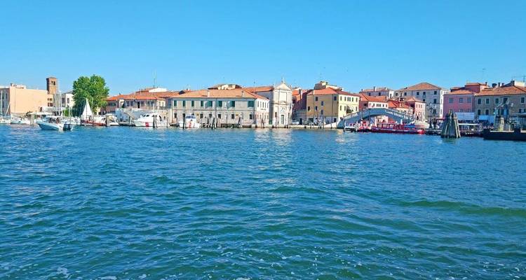 Malerische Aussicht auf eine Küstenstadt mit Booten and Gebäuden.