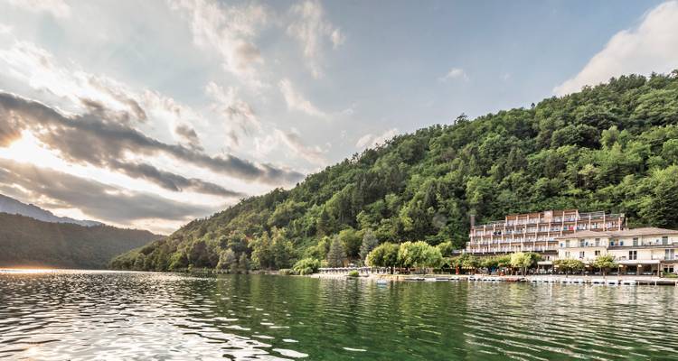 Ein Seeresort eingebettet an einem üppigen, bewaldeten Hügel.