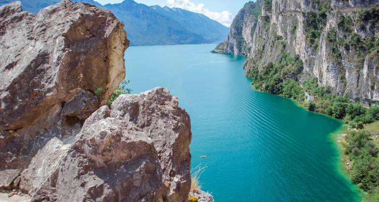 Falaises rocheuses et vue sur un lac calme.
